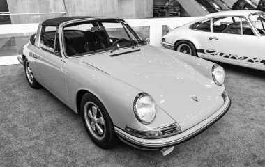 New York City, ABD - 27 Mart 2024: 1968 Porsche 912 New York Uluslararası Otomobil Fuarı, ön köşe manzaralı.
