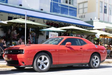 Miami, Florida, ABD - 06 Aralık 2024 Dodge Challenger SXT arabası. Dodge Challenger SXT tipi yarış arabası. Dodge Challenger 'ın arabası dışarıda park edilmiş. Dodge Challenger SXT, yan görünüm.