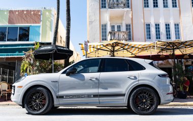 Miami, Florida, ABD - 06 Aralık 2024: 2025 Porsche Cayenne spor arazi aracı. Porsche Cayenne 'in lüks arabası. Porsche Cayenne 'in arabası dışarıda park edilmiş. Porsche Cayenne, yan görünüm.
