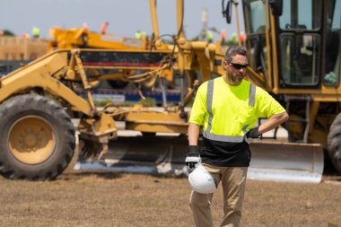 İnşaat mühendisi. Denetmen mühendis. İnşaat alanında çalışan bir işçi. İnşaatçı. Ağır makinelerde işçi danışmanı. İnşaatta sanayi işçisi. Yol makineleri.