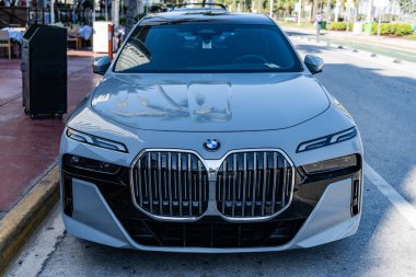 Miami, Florida, ABD - 21 Kasım 2024: gri BMW i7 2024 elektrikli sedan. BMW i7 marka lüks bir sedan araba. BMW i7 'nin elektrikli arabası dışarıda park edilmiş. BMW i7, ön görünüm.
