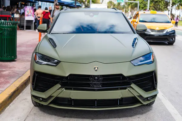 Miami, Florida, ABD - 08 Aralık 2024: Luxur yeşil renkli Lamborghini Urus S tipi spor araba. Lamborghini Urus 'un arabası dışarıda park halinde. Lamborghini Urus, köşe manzaralı. 2024 Lamborghini Urus S SUV arabası.