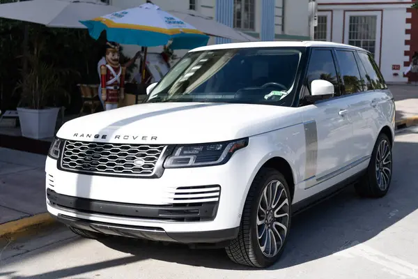 Miami, Florida, ABD - 17 Aralık 2024: Land Rover Range 2018 geçiş aracı. Land Rover 'ın lüks aracı. Beyaz araba Range Rover 'ı dışarıda park etmiş, köşe manzaralı.