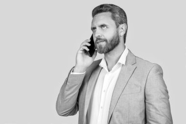 Telefon kullanan bir iş adamı. Ceketli adamın telefon konuşması var. İş iletişimi. Stüdyoda telefonla konuşan sıradan bir adam. Telefonda konuşan adam Grey 'de izole edilmiş. Boşluğu kopyala.