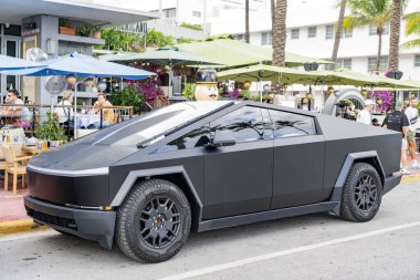 Miami, Florida, ABD - 06 Aralık 2024 Tesla Cybertruck elektrikli kamyonet vagonu. Tesla Cybertruck 'ın siyah elektrikli arabası. Tesla Cybertruck 'ın arabası dışarıda park edilmiş. Tesla Cybertruck, yan görüş.
