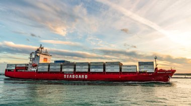 Miami, Florida, ABD - 3 Ocak 2025: Miami 'deki Seaboard Genesis kargo gemisi. Yük konteynırı kargo gemisine yüklendi. Hava görüntülü kargo gemisi limana giriyor. Konteyner gemisi.