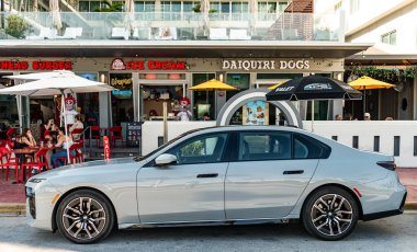 Miami, Florida, ABD - 21 Kasım 2024: gri BMW i7 2024 elektrikli sedan. BMW i7 marka lüks bir sedan araba. BMW i7 'nin elektrikli arabası dışarıda park edilmiş. BMW i7, yan görünüm.