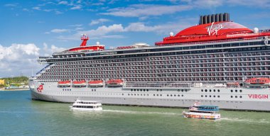 Miami, Florida, ABD - 03 Kasım 2024 Yaz Tatili Seyahati. Bakire Yolculukları. Seyahat acentesi. Gemi turu ve deniz seyahati. Gemi Miami sahil limanından ayrılıyor. Bakire Yolculukları Gemi Yolculuğu.