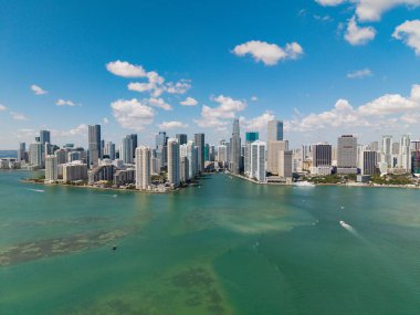 Miami şehir merkezinde, Florida 'da panoramik modern mimari. Miami ufuk çizgisi panoramik manzara. Brickell Key, ABD 'de gökdelenli şehir manzarası. Şehir merkezi Brickell Miami.