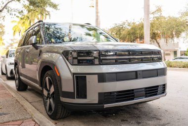 Miami, Florida, ABD - 08 Aralık 2024 Hyundai Santa Fe HEV Limited Cip. Hyundai Santa Fe HEV tipi bir araba. Hyundai 'nin arabası dışarıda park edilmiş. Hyundai Santa Fe, köşe manzaralı.