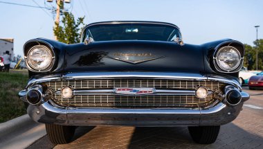 Park Ridge, Illinois, ABD - 22 Ağustos 2024 Chevrolet Bel Air 'in siyah arabası. 1957 Chevy Bel Air. Otomobil fuarının önünde park edilmiş siyah bir araba. Chevrolet Bel Air retro araba.