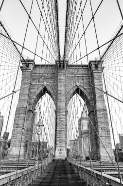 Metropolis şehrinin mimarisi. Brooklyn Köprüsü. New York mimarisi. Brooklyn Köprüsünden Manhattan 'a. Brooklyn Köprüsü 'nün şehir mimarisi simgesi. Tarihi dönüm noktası.