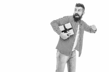 Sakallı adam Sevgililer Günü için hediye kutusunu tutuyor. İyi ki doğdun Erkekler günü. Beyazlar üzerinde izole edilmiş yetenekli bir adam. Yıldönümü için romantik bir hediye. Erkekler günü için hediye. İnsanoğlunun ikramiyesi. Boşluğu kopyala.