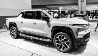 New York City, ABD - 27 Mart 2024 Chevrolet Silverado EV elektrikli beyaz kamyonet New York Uluslararası Otomobil Fuarı, köşe manzaralı.
