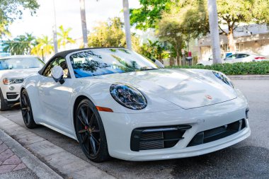 Miami, Florida, ABD - 9 Aralık 2024: beyaz 2022 Porsche 911 Carrera GTS üstü açık spor araba. Porsche Carrera GTS tipi spor araba. Porsche Carrera 'nın arabası dışarıda. Porsche 911 Carrera, köşe