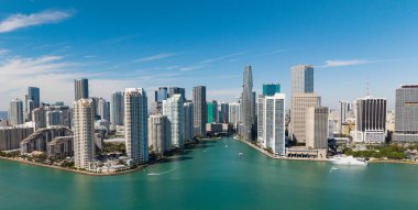 Miami silueti. Miami gökdelen şehri. Miami şehrinin ufuk çizgisi Brickell anahtarı. Miami şehir merkezinde. Gökdelen binası. Şehir merkezindeki şehir manzarası. Seyahat güzergahı. Şehir mimarisi.