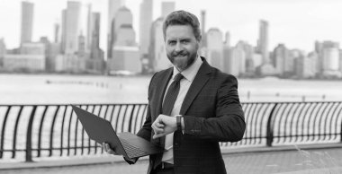 Başarılı iş adamı zamanı kontrol ediyor. İş adamı New York 'ta dışarıyı kolaçan ediyor. İş adamı geç kalıyor. Kol saatinde dakik adam zamanı kontrol ediyor. İş görüşmesi için son gün. Teslim tarihlerini karşıla.