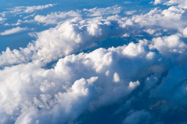 Uçaktan bulutlu görüntü. Gökyüzü bulutlu. Bulutlu hava manzarası. Bulut ve bulutlu gökyüzü. Bulutlarla kaplı hava bulutlu manzarası. Bulutlu gökyüzü manzarası. Hava Bulutu.