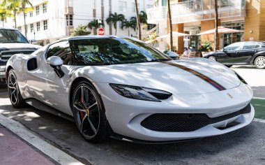 Miami, Florida, ABD - 08 Aralık 2024 Ferrari 296 GTB spor yara izi. Ferrari 296 GTB 'nin lüks spor arabası. Ferrari GTB 'nin arabası dışarıda park edilmiş. Ferrari 296 GTB, köşe görünümü.