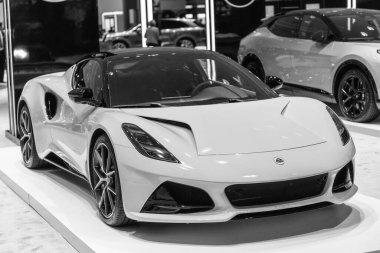 New York City, ABD - 27 Mart 2024: Lotus Emira spor araba sarı renk New York Uluslararası Otomobil Fuarı, köşe manzara.