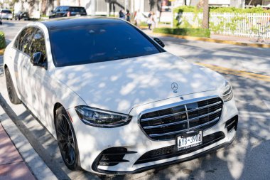 Miami, Florida, ABD - 23 Kasım 2024 Mercedes Benz S 2023 arabası. Mercedes Benz S tipinde lüks bir araba. Mercedes Benz 'in arabası dışarıda park edilmiş. Beyaz Mercedes Benz S, köşe manzaralı..