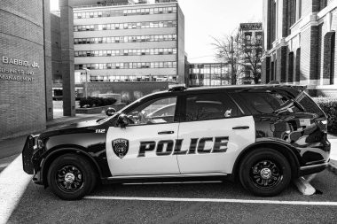 New York City, ABD - 25 Mart 2024 Dodge Durango Polis arabası, yan görüş.