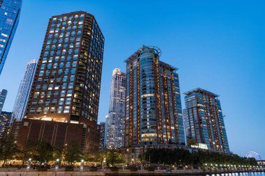 Şehir merkezindeki gökdelen. Şehir merkezi mimarisi. İş bölgesindeki ofis binası. Modern cam bina. Chicago şehri. Gökdelen mimarisi. Camdan iş gökdeleniName.