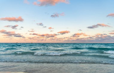 Yaz tatilinde gün batımı deniz manzarası. Deniz kıyısında gün doğumu. Denizde dramatik gündoğumu ufku. Günbatımı deniz manzarasında romantik bir yaz tatili. Okyanusta gün batımı.