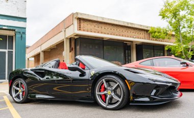 Chicago, Illinois - 29 Eylül 2024: Ferrari F8 Spider veya Tributo siyah rengi. Ferrari F8 Spider ya da Haraççı sokağa park etmiş. Yan görünüş. Lüks Ferrari F8 Örümcek ya da Chicago 'daki haraç