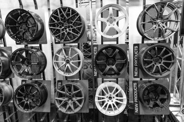 New York City, ABD - 27 Mart 2024: New York Uluslararası Otomobil Fuarı 'nda spor jant krom kürsüde.