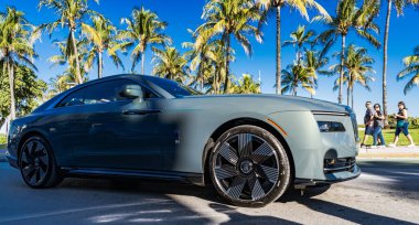 Miami, Florida, ABD - 23 Kasım 2024: Rolls Royce Spectre 2024 elektrikli araba. Rolls Royce Spectre modelinin lüks elektrikli arabası. Rolls Royce 'un arabası dışarıda park edilmiş. Rolls Royce, yan görüş..