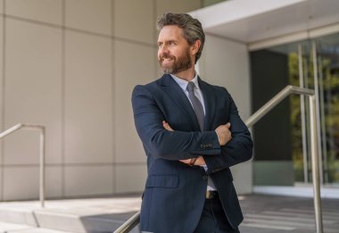 Ofis müdürü. Takım elbiseli bir iş adamı. Ofisteki iş adamı. Olgun iş adamı. İş adamı portresi. Başarılı bir iş. Reklam yöneticisi. Girişimcinin başarısı.