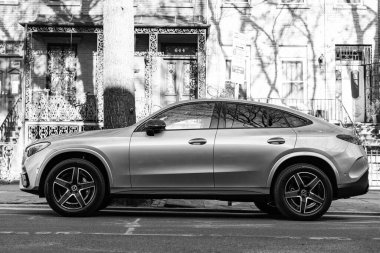 New York City, ABD - 23 Nisan 2024 Mercedes Benz GLC Coupe SUV açık hava manzaralı.