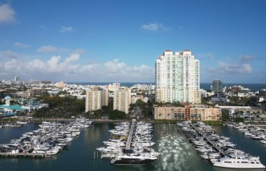 Yazın lüks bir yat gezisi. Miami limanına yanaşmış bir yat. Marina lüks şehir manzarası. Yatı olan liman. Yat marinası. Lüks yat kiralama. Miami limanı marinası.