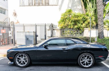 Miami, Florida, ABD - 20 Aralık 2024 Dodge Challenger GT arabası. Dodge Challenger GT tipi lüks bir araba. Dodge Challenger 'ın arabası dışarıda park edilmiş. Dodge Challenger, yan görünüm.