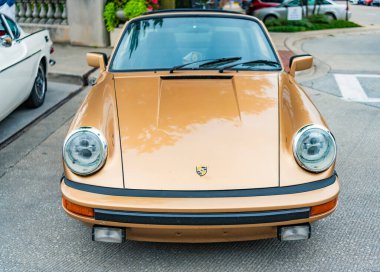 Chicago, Illinois - 29 Eylül 2024 1972 Porsche 911T Coupe yolda. altın metalik 1972 Porsche 911T Coupe.