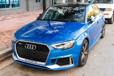 Miami, Florida, ABD - 05 Aralık 2024 Audi RS3 Sport Hatchback otomobili. Audi RS3 'ün lüks arabası. Audi RS3 'ün arabası dışarıda park edilmiş. Audi RS3 mavi renk, köşe görünümü.
