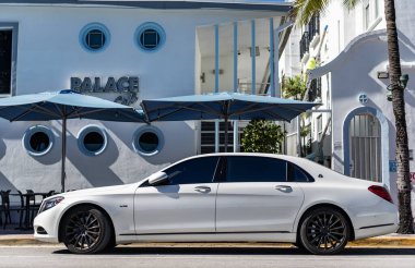 Miami, Florida, ABD - 23 Kasım 2024: Mercedes Benz S 2016 Maybach arabası. Lüks araba beyaz Mercedes Benz Maybach. Mercedes Benz Maybach dışarıda park etmiş. Mercedes Benz Maybach, yan görünüm.