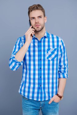 Telefon var. Mobil bağlantı. Kulaklıklı adam. Öğrenci yaşam tarzı. Modern iletişim. Grey 'de izole edilmiş bir adam telefonda konuşuyor. Millennial Man 'e telefon var. Cep telefonuyla konuşan bir adam. Özel görüşme.