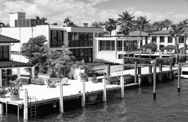 Tropik cennet tatil beldesinde yaz tatili. Yatı olan lüks bir yazlık villa. Yaz cennetinde tatil. Yazın lüks bir tatil köyü. Florida 'nın tropikal körfezine git. Uzak egzotik varış yeri.