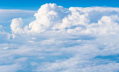 Pofuduk Beyaz Bulutlu Mavi Gökyüzü güneşli bir yaz gününde. Bulutlar - Mavi gökyüzü ve beyaz bulutlar. Arka plan bulutu yazı. Gün batımında gökyüzü bulutsuz. Doğal gökyüzü.