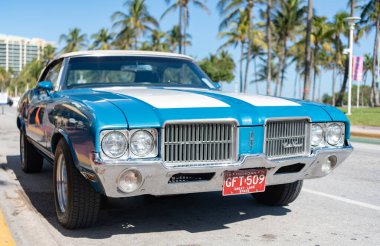 Miami, Florida, ABD - 06 Aralık 2024: Oldsmobile Cutlass Supreme 442 retro car. Oldsmobile Cutlass Supreme 'in eski arabası. Araba Oldsmobile Cutlass dışarı park etmiş. Oldsmobile Cutlass, ön manzara.