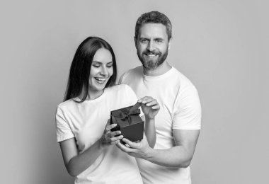 Sevgi dolu adam Sevgililer Günü için hediye veriyor. Sürpriz kadına hediye kutusu. Sevgilisinden hediye alan kız arkadaşı. Sevgililer Günü çifti. Birbirine aşık bir çift. Kadınlar günü hediyesi. Düşünceli bir hareket..