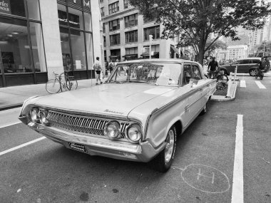 New York City, ABD - 17 Ağustos 2023: Mercury Montclair 1964 model araba sokağa park edilmiş, köşe manzaralı.