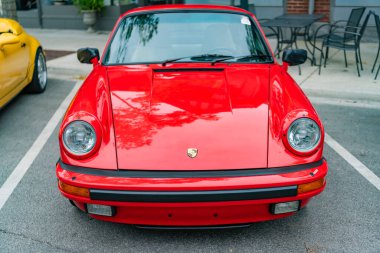 Chicago, Illinois - 29 Eylül 2024: Porsche 911 Carrera Coupe yolda. Porsche 911 Carrera Coupe kırmızısı. Porsche 911 Carrera Coupe Chicago 'da.