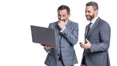 Serbest çalışanlar blogu internete yüklüyor. Çevrimiçi çalışan serbest çalışan. Serbest çalışmak için dizüstü bilgisayar kullanan iş adamları. İşletme bilgisayarında serbest çalışmak. Serbest çalışan işadamları beyazları izole ediyor. Uzak öğrenme.