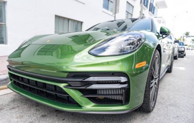 Miami, Florida, ABD - 20 Aralık 2024: Porsche Panamera 2019 Gran Turismo spor fastback otomobil. Porsche Panamera 'nın lüks arabası. Porsche Panamera 'nın arabası dışarıda park edilmiş. Porsche Panamera, köşe görünümü.