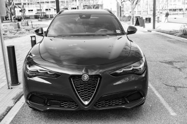 New York City, ABD - 31 Mart 2024 Alfa Romeo Stelvio Veloce lüks kırmızı araba açık havada, üst manzara.