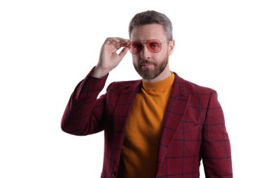 İş adamı portresi. Ceketli ve güneş gözlüklü bir adam. Beyaz ceketli yakışıklı erkek manken. Karizmatik iş adamı resmi ceket giyer. İş gündelik tarzı. Erkeksi incelik..