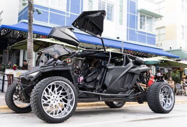 Miami, Florida, ABD - 14 Aralık 2024: Böcek Polaris RZR 800. Polaris RZR 800 'ün lüks arabası. Polaris RZR 800 arabası dışarıda park edilmiş. Polaris RZR 800, yan görünüm.